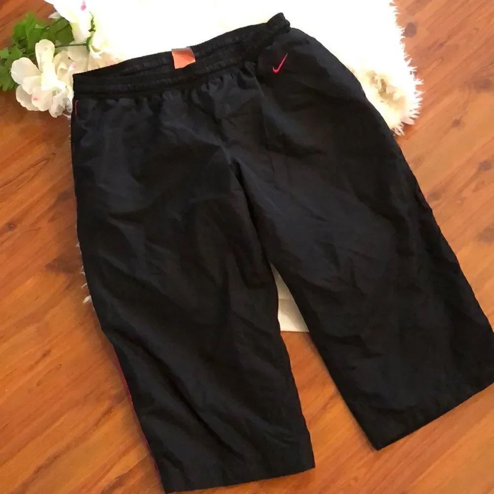 Nike Nylon Wide leg Capri with pink detail size M